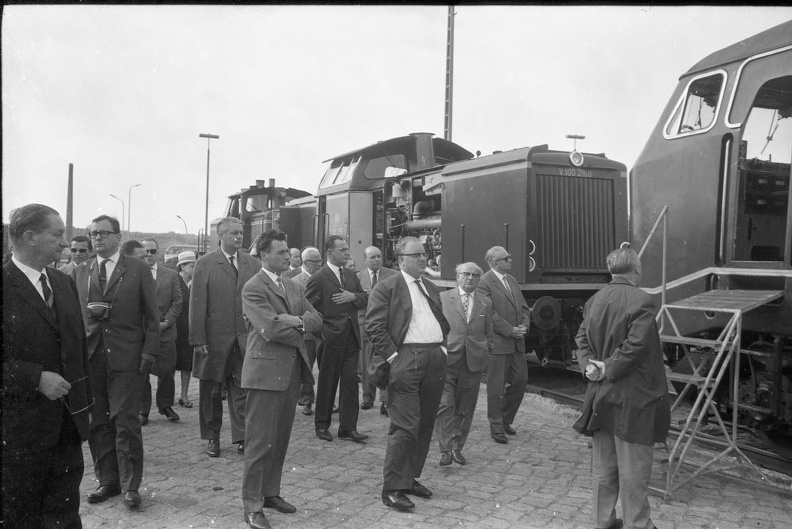 Abgeordnete des Haushaltsausschusses des Bundestages besichtigen moderne Diesel-Lokomotiven der Bundesbahn